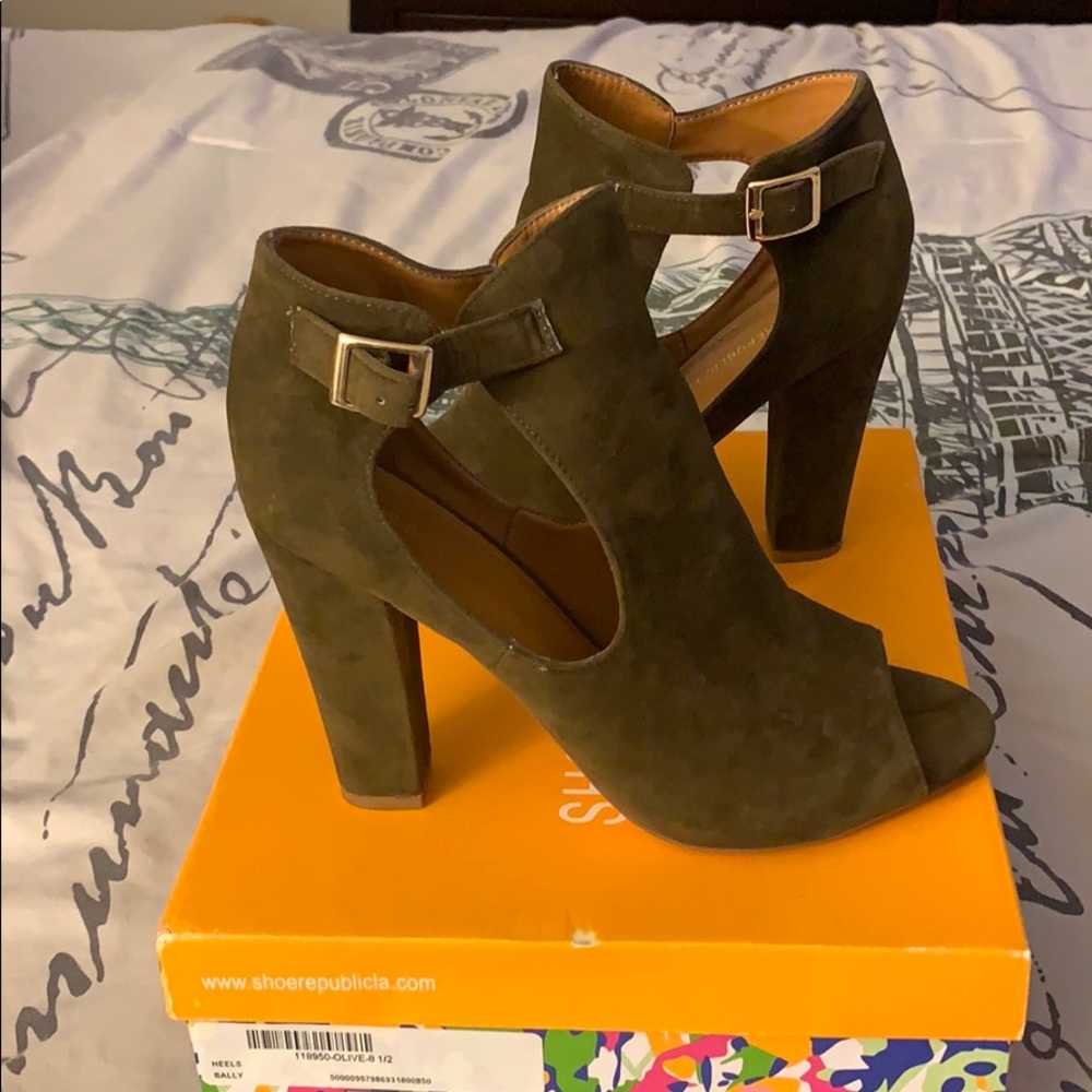 Olive heels !
